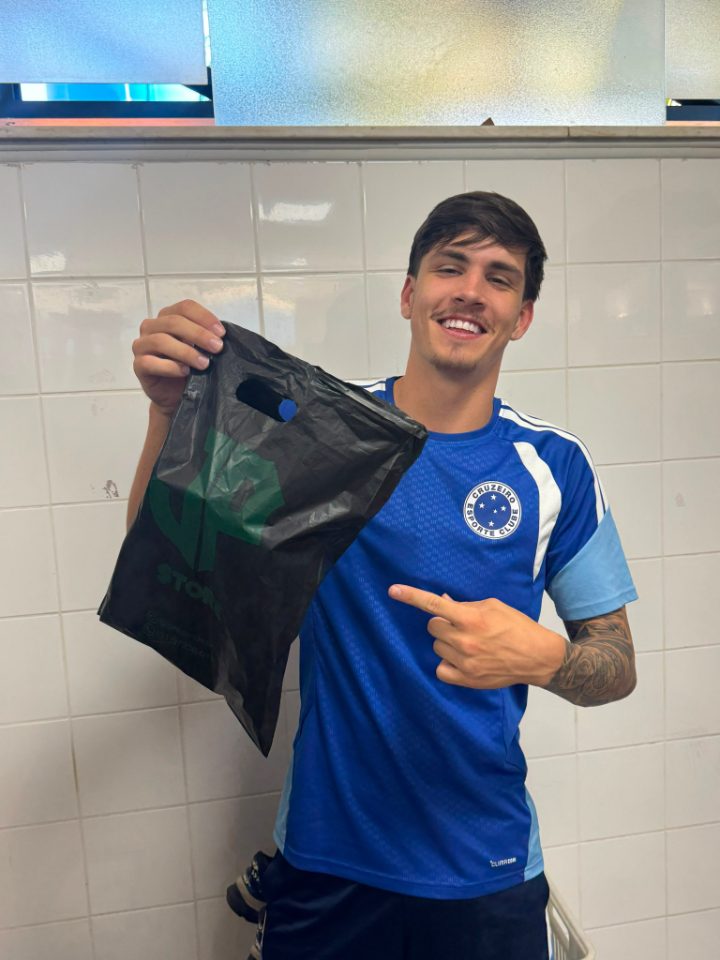 Atleta da base do Cruzeiro com a sacola da JP Store